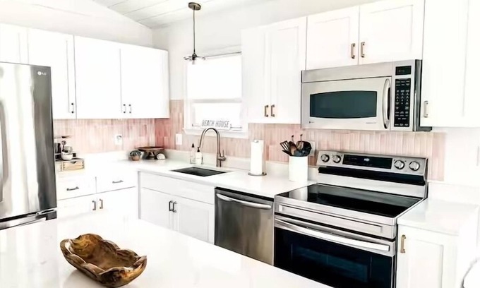 Mystic Island Maison | Three Bedroom Waterfront Oasis in Mystic Island! Bring your boat!