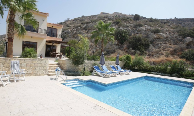 Pissouri Villa | Villa de trois chambres, grande piscine privée, jardin. À seulement 200 mètres de la plage