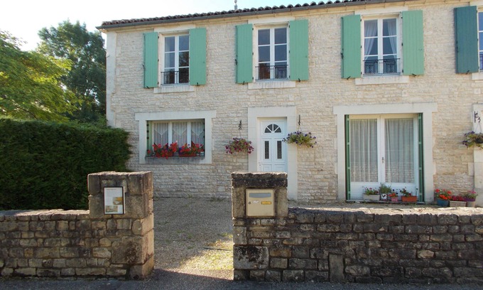 Saint-Fraigne Maison | Gîte de style charentais avec trois chambres dans un village