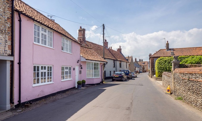 Cley next the Sea Maison | Three double bedroom fisherman’s cottage-breathtaking views across RSPB marshes.