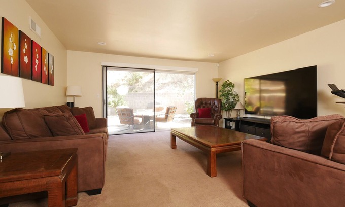 University City Maison | Three King Beds, Two Large Desks and a Gourmet Kitchen near La Jolla