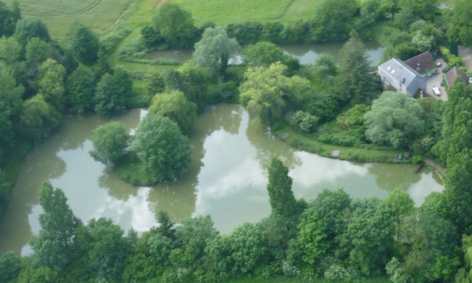 Perrusson Cottage | Trois gîtes du Val de Loire avec lac de pêche à la carpe exclusif et immense piscine chauffée