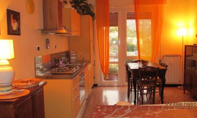 Rezza Appartement | Appartement de trois pièces avec balcon, large vue sur les collines, proche du centre et de la mer