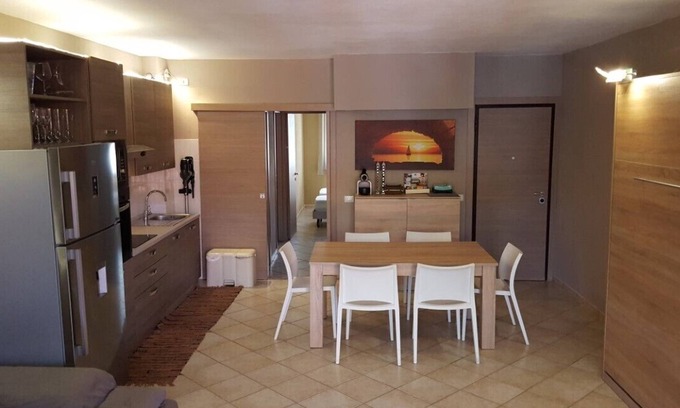 Santa Teresa di Gallura Appartement | appartement de trois pièces avec 2 salles de bain, grande terrasse et jardin équipé.