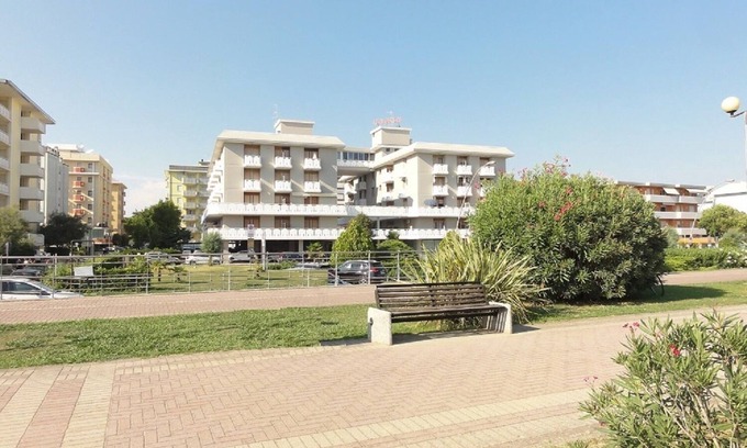 Bibione Lido dei Pini Appartement | Three-room renovated apartment in beachfront condominium