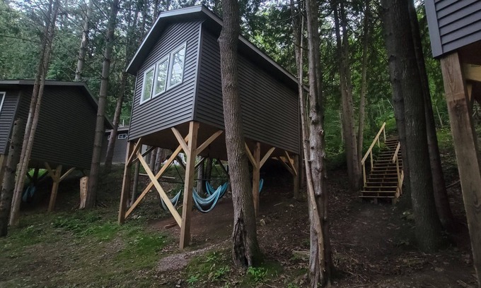 Elba Cabine | Three Treehouse Cabins in the Bluff Woodlands