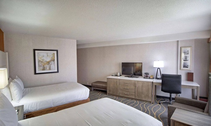South Portland Hôtel | Three Units Close to Downtown Portland | Hotel w/ Indoor Pool & Free Breakfast