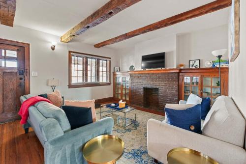 Clintonville Maison | Tibet Twins 1 Cozy Stay for 6