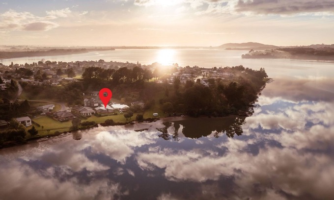 Maungatapu Maison | Tides Inn.... Spacious and Unique Waterfront Holiday
