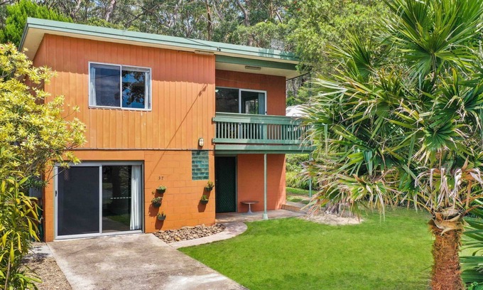 Manyana Maison | Tidy retro house located within walking distance to Manyana Beach