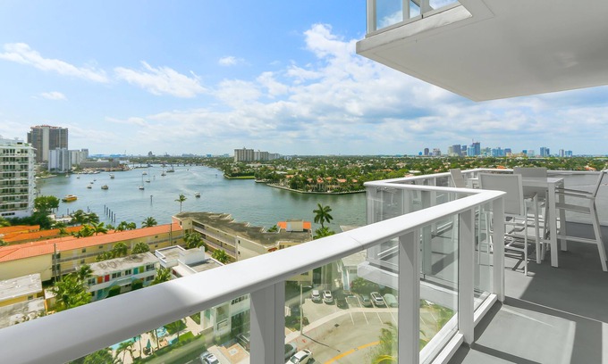 Central Beach Copropriété | Tiffany Ebony: Ocean & Canal views, Walk to Beach