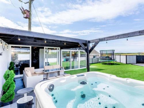 Peterhead Maison | Tigh Na Mhor , Hot Tub , Games Room , 5 Bedroom ,Sleeps 13 , Large Villa