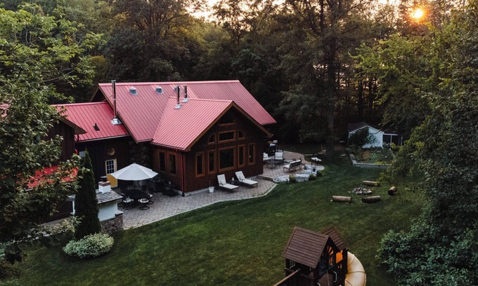 Centre Wellington Maison | Cabane en bois à Elora accueillant les animaux de compagnie avec bain à remous