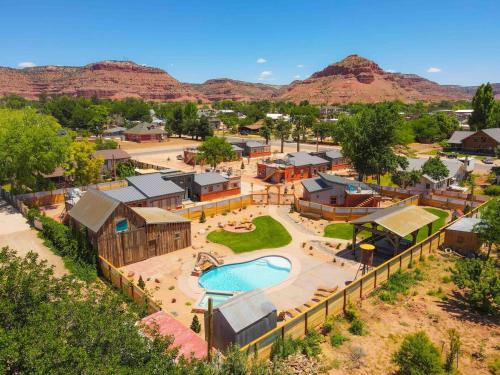 Kanab Maison | Timber & Tin E 2Bed 2Bath w Pool & Rooftop Deck