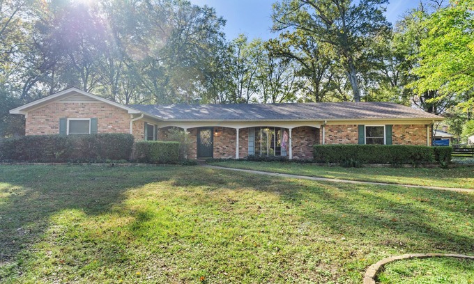 Longview Maison | Timber View Retreat-Large 4 BR close to shopping & restaurants in NE Longview