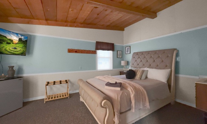 Ellicottville Cabine | Timberline Lodge - Downtown Ellicottville - Room 202