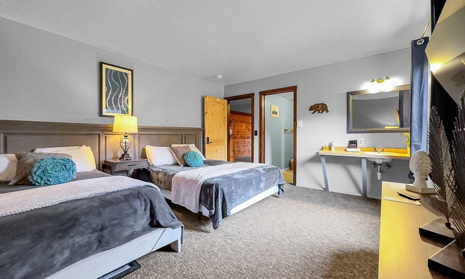 Ellicottville Cabine | Timberline Lodge - Downtown Ellicottville - Room 201