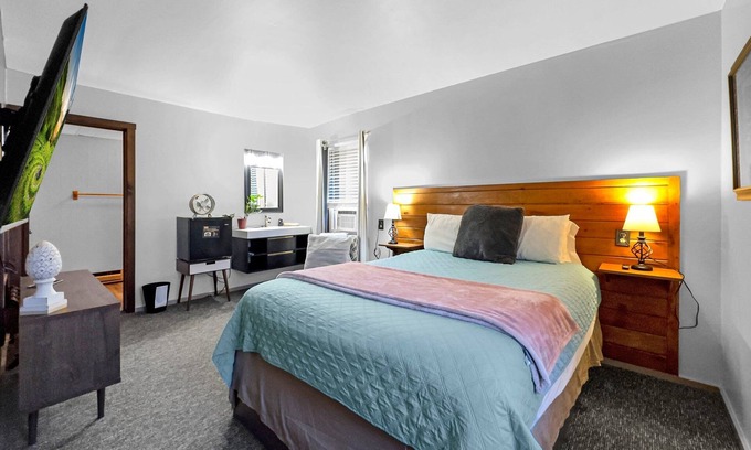 Ellicottville Cabine | Timberline Lodge - Downtown Ellicottville - Room 204