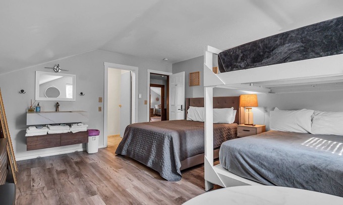 Ellicottville Cabine | Timberline Lodge - Downtown Ellicottville - Room 301