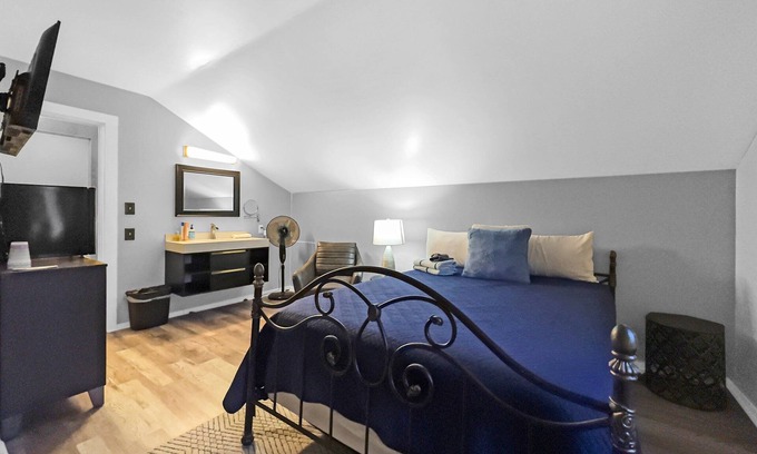 Ellicottville Cabine | Timberline Lodge - Downtown Ellicottville - Room 304