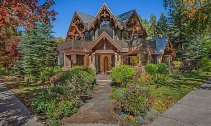 Downtown Maison | TIMELESS 5 BEDROOM-8 BATH MOUNTAIN HOME ASPEN, CO!