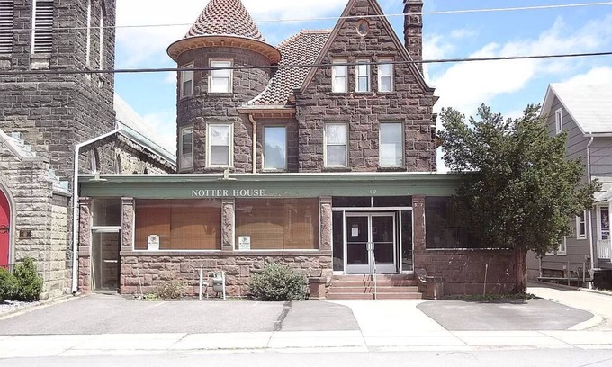 DuBois Appartement | Timeless Elegance: 1 BR Haven in Historic Home