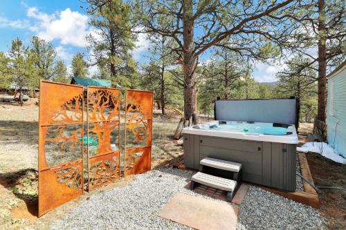 Pine Maison | Timeless Pineview Cottage Hot Tub & Pet Friendly