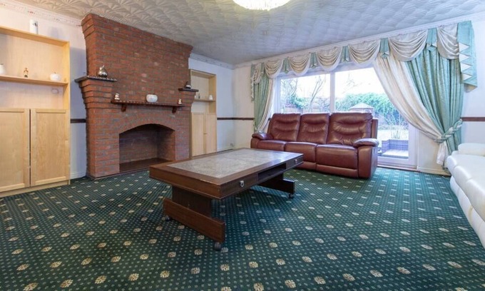 Canvey Island Maison | Timeless Treasure: A Traditional and Spacious House