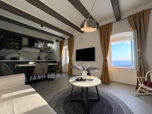 Ustrine Appartement | Tina's Sunset Haven