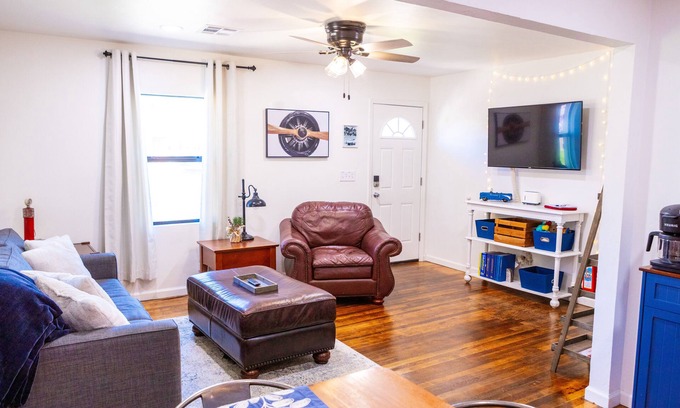 Midwest City Maison | Tinker AFB Midwest City OKC I-40 Maverick Themed Getaway!