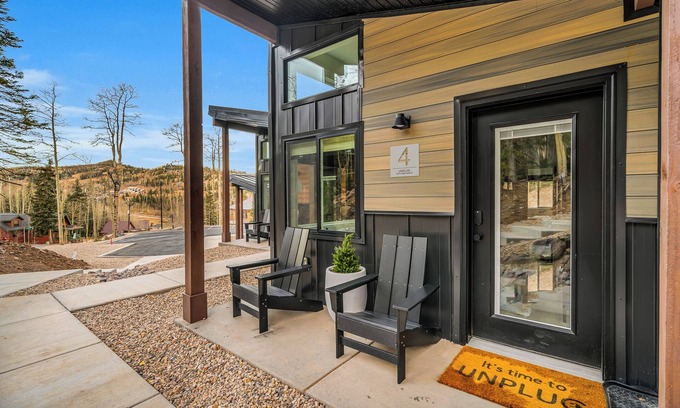 Steam Engine Meadows Cabine | Tiny Cabin at Unplug #4, Close to Giant Steps Slope
