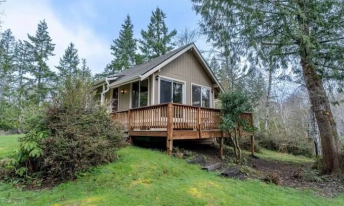 Lakebay Cabine | Tiny cabin on hideaway island in Washington!