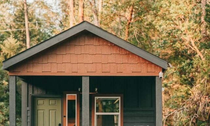 Grants Pass Maison | Tiny Cabin Retreat w/Hot Tub & Alpacas Rescue