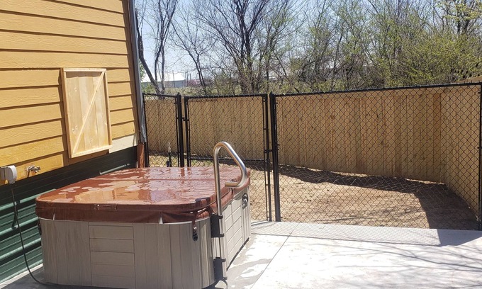 Tulsa Cabine | Tiny Cabin with Private Hot Tub on Acres