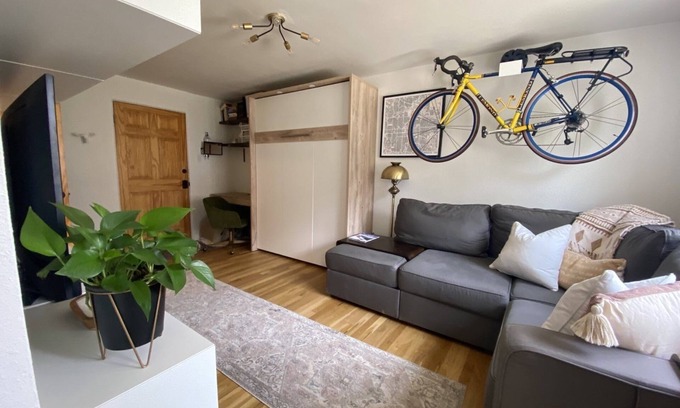 Highland Appartement | Tiny Den in the Highlands, walk to everything!