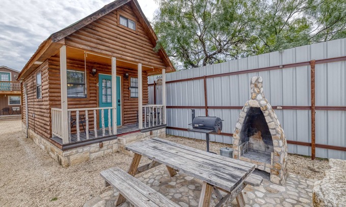 Concan Cabine | Tiny home by the Frio River - River Rock Cabin #4