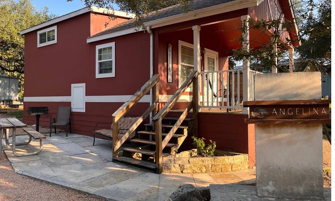 Hudson Bend Cabine | Sun Outdoors Lake Travis - Angelina Cabin