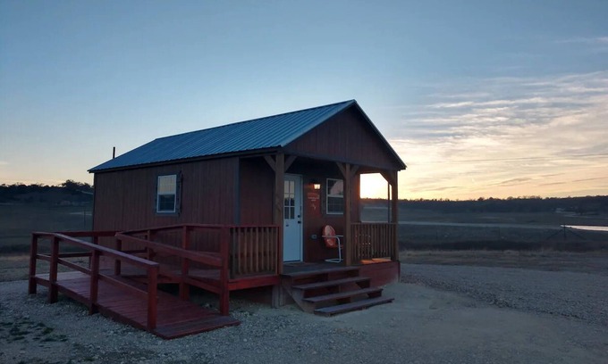 Evant Cabine | Tiny home hosted by D'Ann