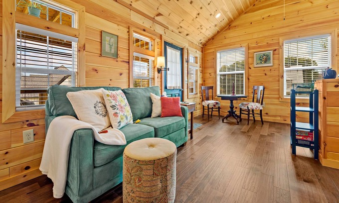 Old Fort Maison | Tiny Home-Mary Ida's Place - walkable location