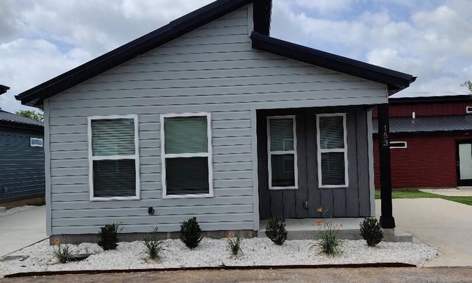 Centerton Maison | Tiny Home near MTB Trails, Wal-Mart HQ, Sleeps 6