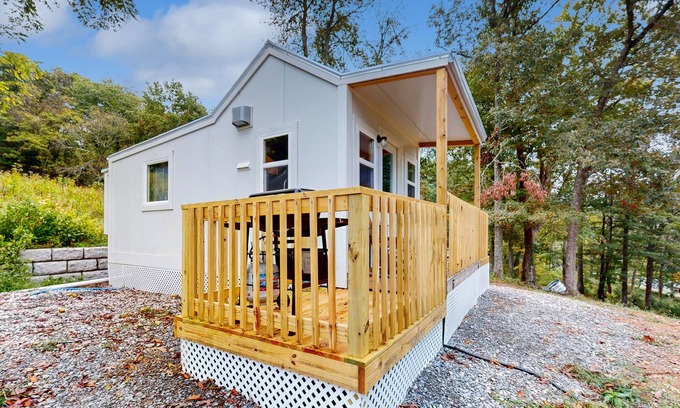 Maynardville Appartement | Tiny home studio with kitchenette, grill and front porch