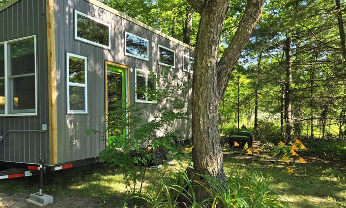 Feura Bush Maison | Tiny Home w/Hot Tub and Sunset View!