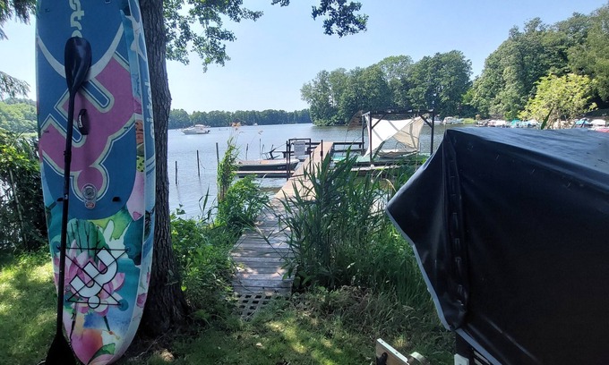Wernsdorf Maison | Tiny house by the lake! Lakeside yard with an own jetty and sauna!