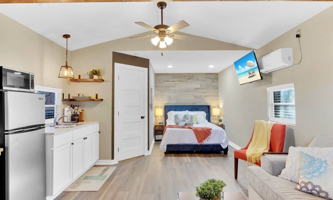 San Marcos Maison | Tiny House - Cozy and Clean - close to Stadium, Texas State & Floating SM River