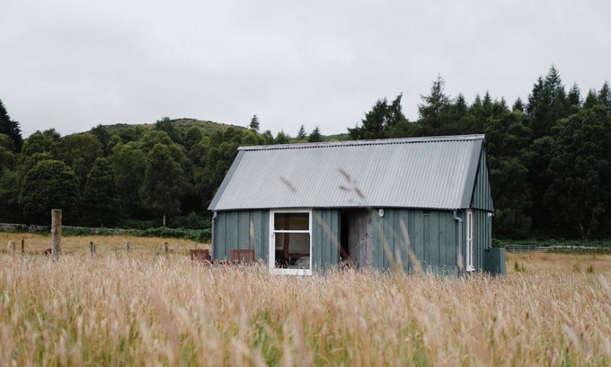 Fort Augustus Cabine | Tiny House in a Hay Field near Loch Ness
