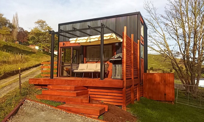 Hikumutu Maison | Tiny House In the Hills - 6 min from Town - Wi-Fi - Rural