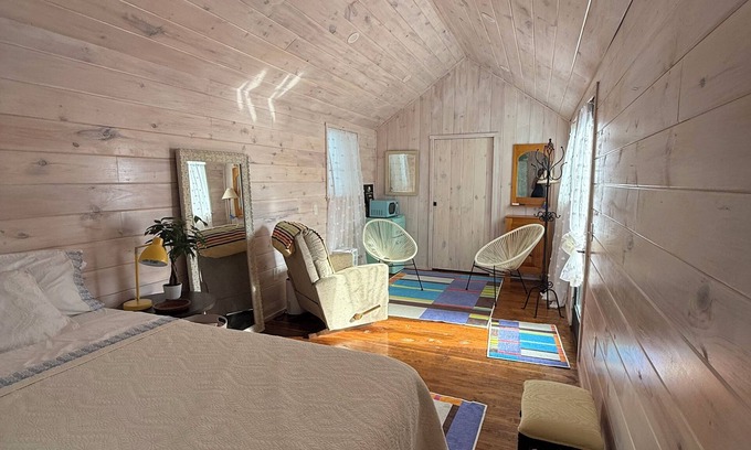 Dickel Appartement | Tiny House located behind the Bell Buckle Mosaic House in Bell Buckle, Tennessee