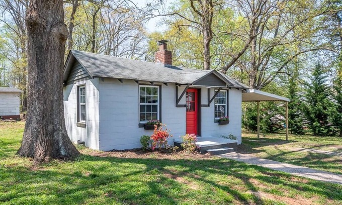 Mount Holly Maison | Tiny House w/ 1st Class Amenities- 12 Min to CLT