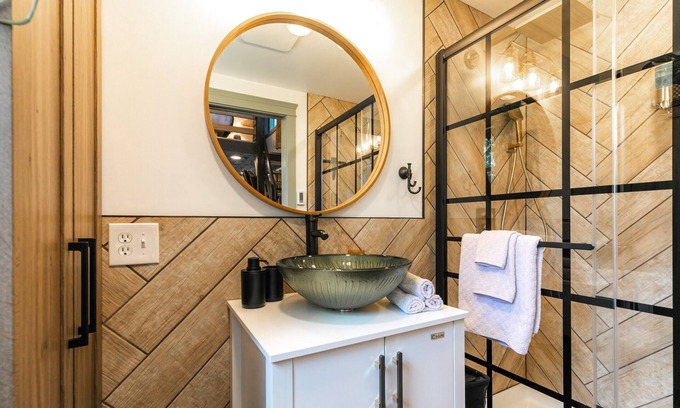 East Syracuse Maison | Tiny house with private Hot Tub