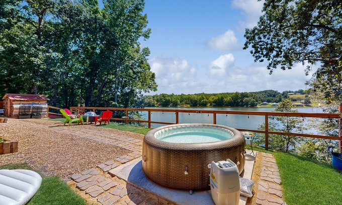 Delta Maison | Tiny House with wifi, private W/D, lake views + dog friendly
